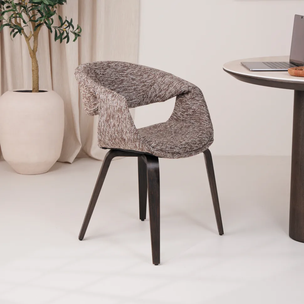 Eetkamerstoel Yossi Bruin houten onderstel, Geweven stof