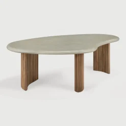 Organische Outdoor Salontafel Boomerang Beton en teakhout, 126 x 74cm