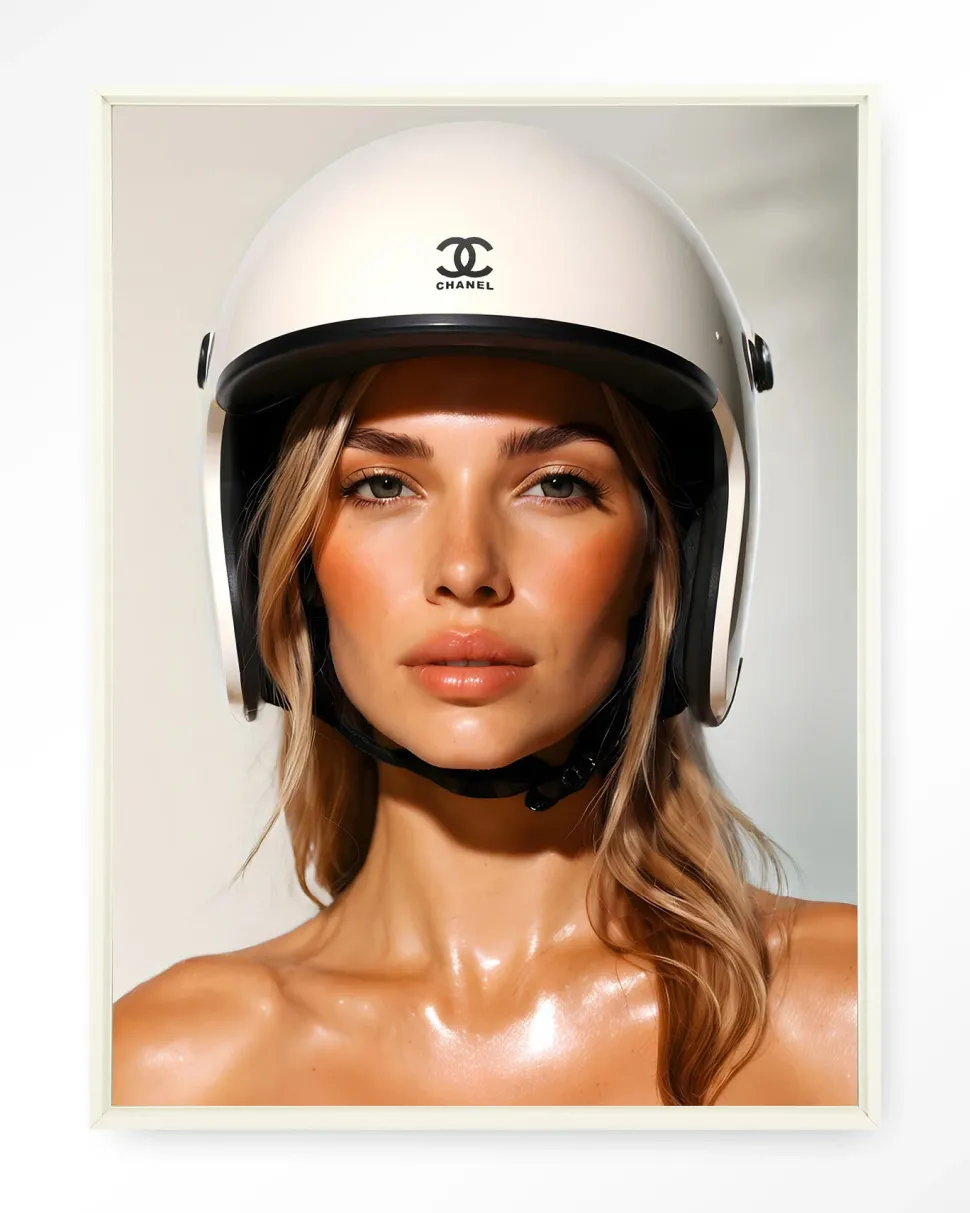 Wandkleed Chanel Helmet in maat en frame naar keuze