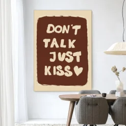 Wandkleed Just Kiss in maat en frame naar keuze