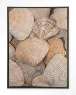 Wandkleed Tijdloze Rust: In Een Zee Van Schelpen in maat en frame naar keuze